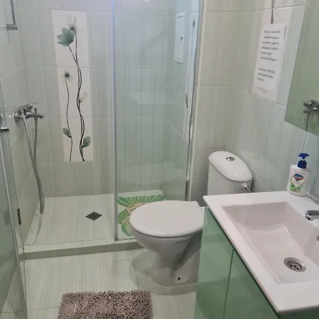 דירה Cozy With Balcony *