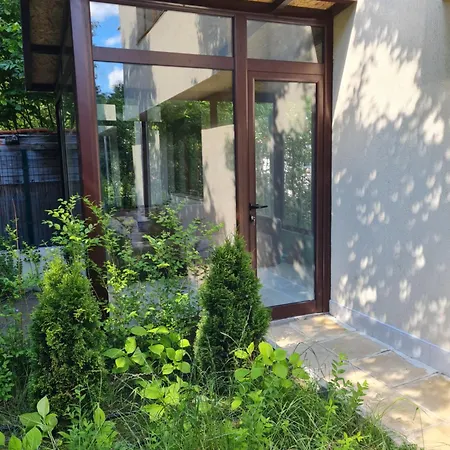 דירה Cozy With Balcony